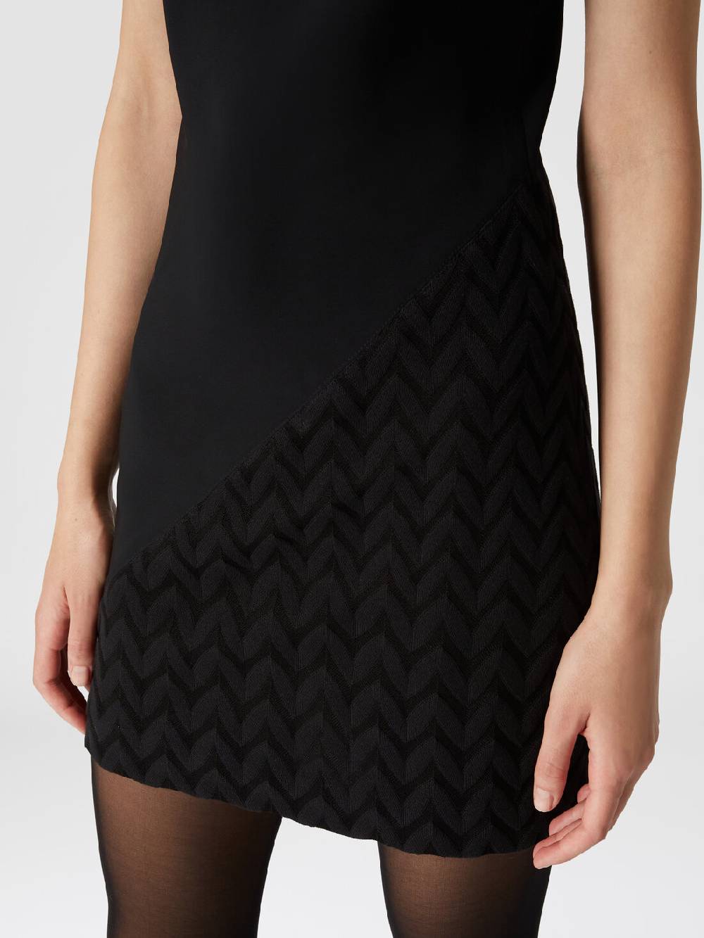 M Missoni Mini-abito senza maniche in viscosa con dettaglio chevron Vendita