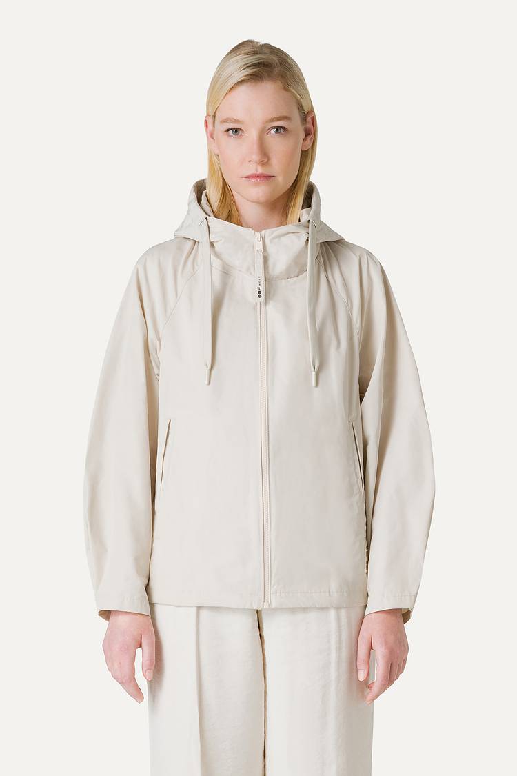 Oof Wear GIACCA CORTA IN NYLON MEMORY CON ARRICIO SULLA SCHIENA 9139 - PANNA Consegna Veloce