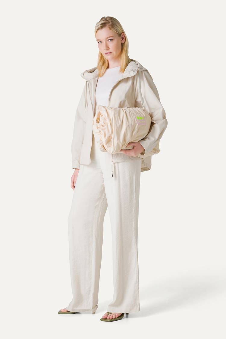 Oof Wear GIACCA CORTA IN NYLON MEMORY CON ARRICIO SULLA SCHIENA 9139 - PANNA Consegna Veloce