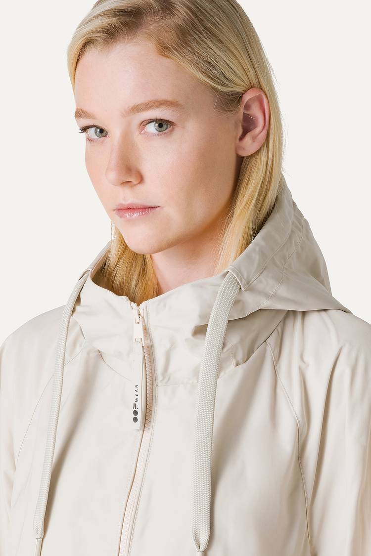Oof Wear GIACCA CORTA IN NYLON MEMORY CON ARRICIO SULLA SCHIENA 9139 - PANNA Consegna Veloce