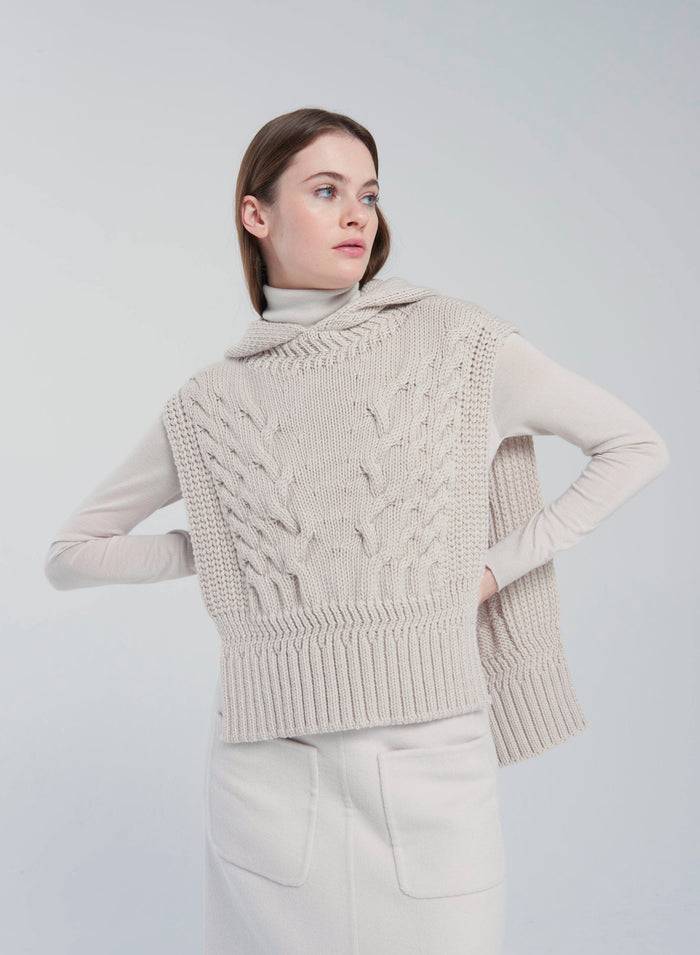 Lorena Antoniazzi GILET IN MAGLIA A TRECCIA SCOLPITA Pezzi Unici