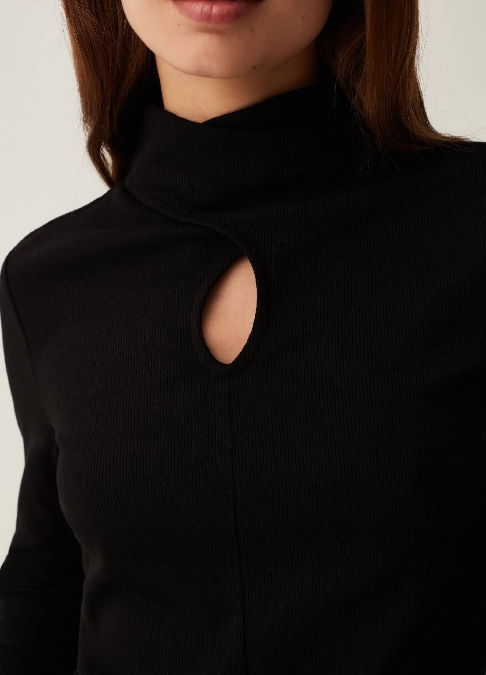 OVS T-shirt mock neck con dettaglio cut out Vendita calda