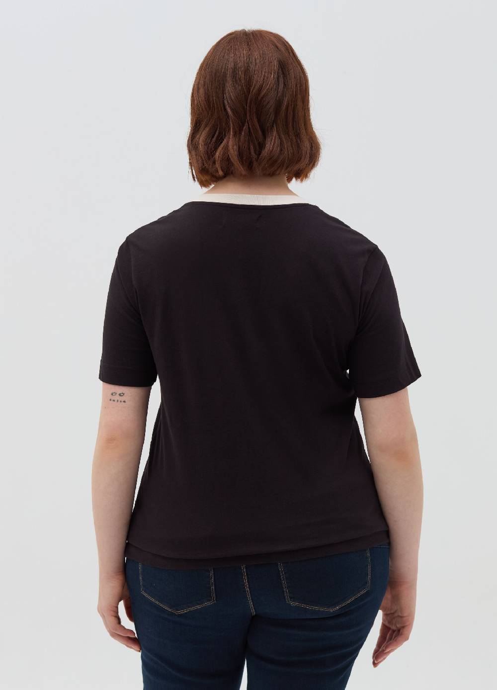 MYA T-shirt scollo a V a contrasto Curvy Discount Store per i nuovi prodotti