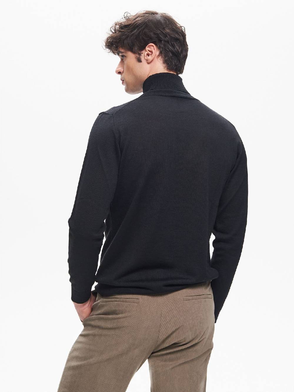 Rinascimento Maglia Dolcevita Uomo Basic Nero QB24 In Linea