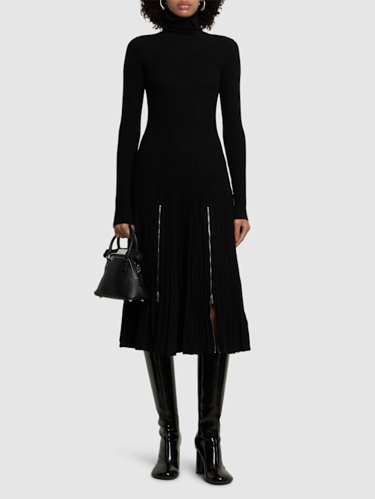 Luisaviaroma Vestito midi collo alto in maglia Offerte stagionali