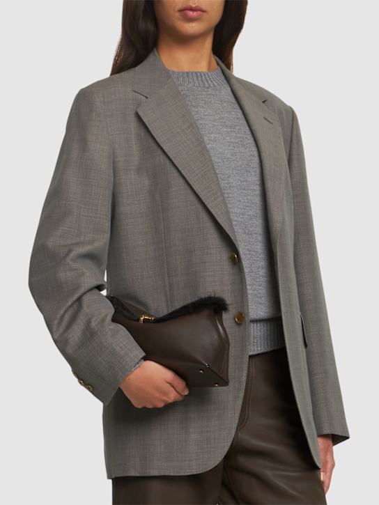 Luisaviaroma Pochette T-Lock in nappa lucida e shearling Prezzo di fabbrica
