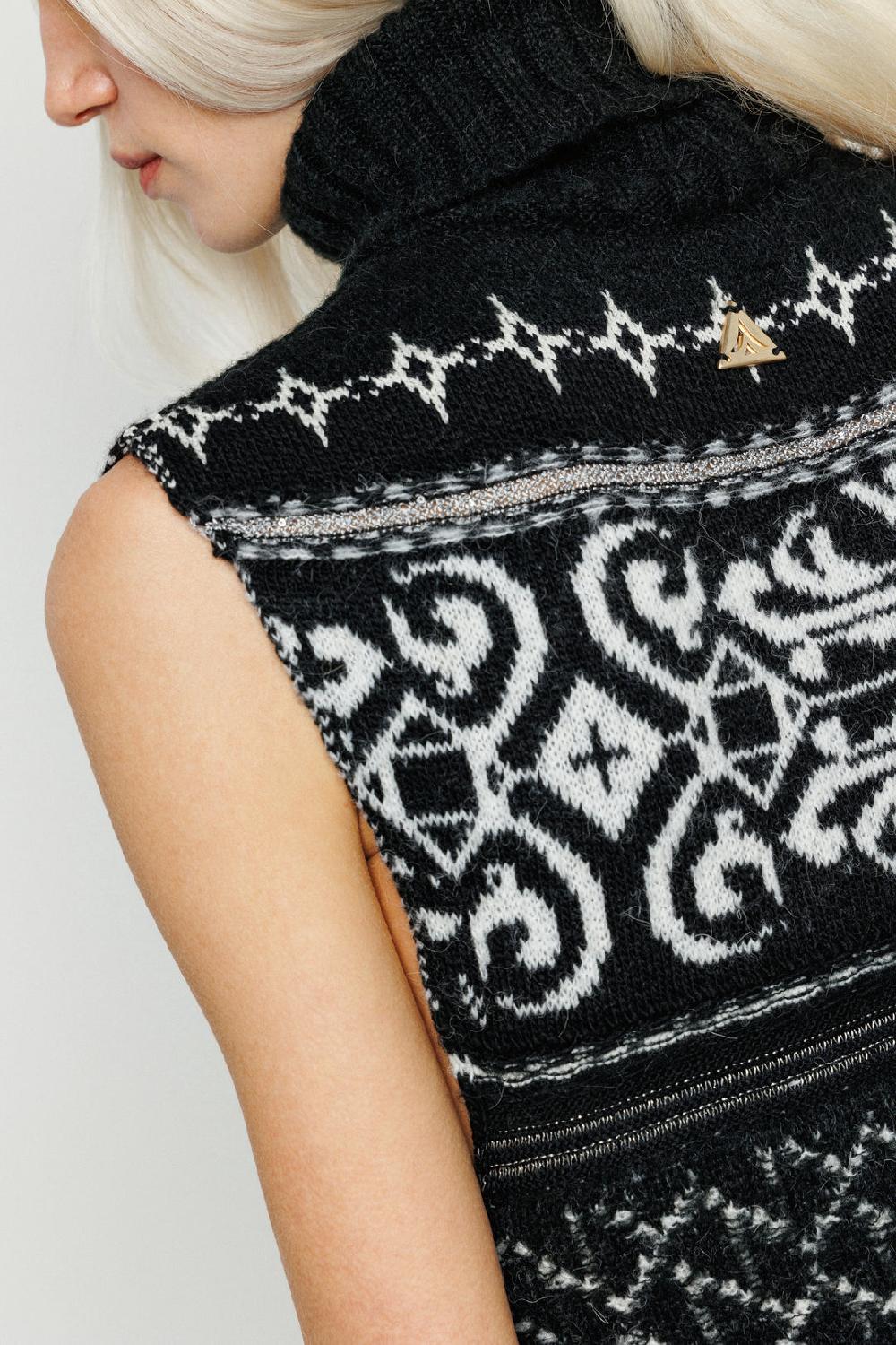 Akep ABITO LUNGO AKEP SMANICATO A COLLO ALTO IN JACQUARD 2025
