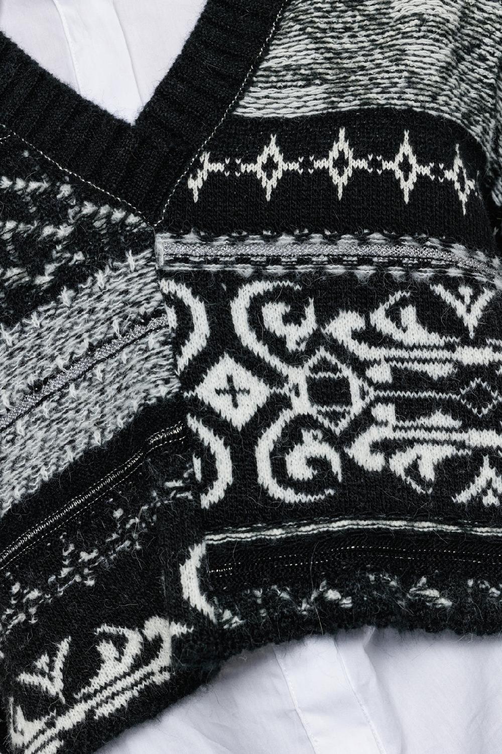 Akep PULLOVER CROP AKEP ASIMMETRICO CON SCOLLO A V Offerte